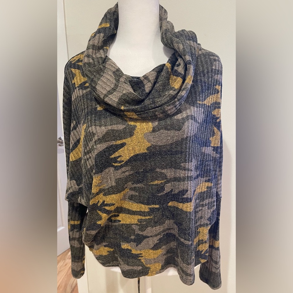 Green Camo Print, Cowl Neck Lace Up Back Top Size Medium Made In USA - Picture 2 of 6